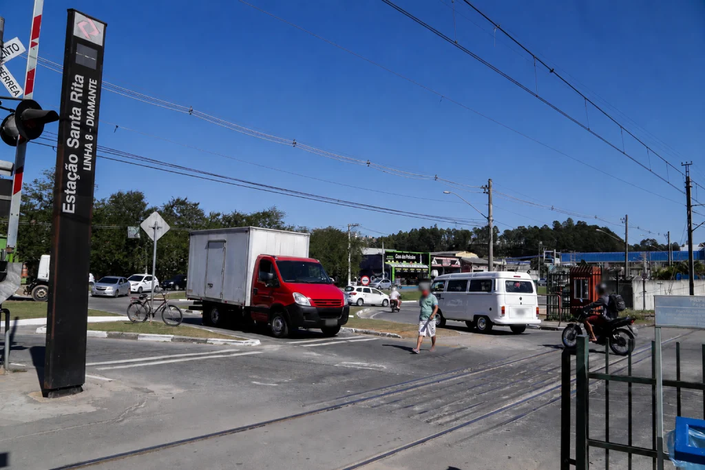 Perigo anunciado na Estação Santa Rita: sinaleiro ferroviário dispara dia e noite, sem parar.