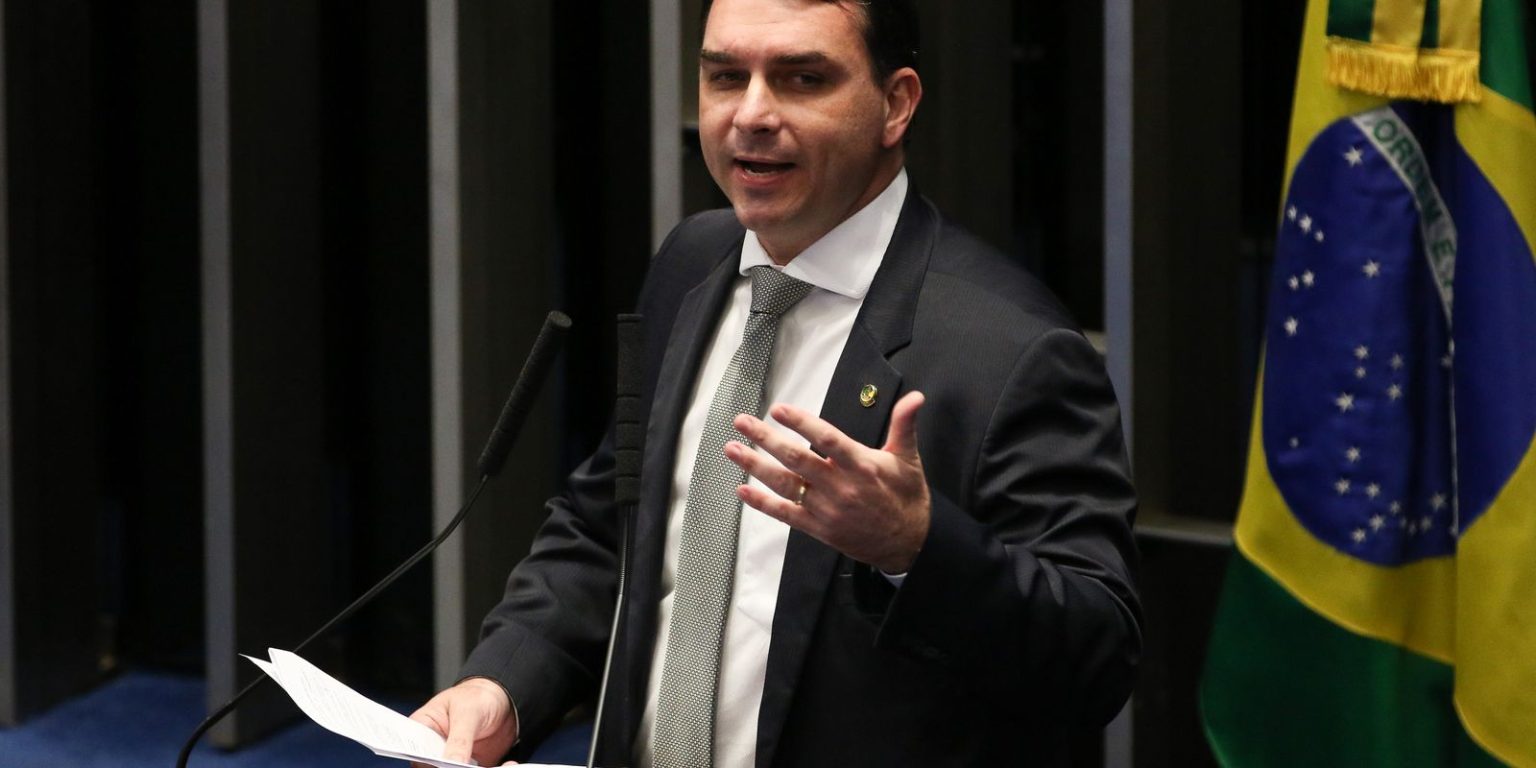 PGR solicita depoimento de Flávio Bolsonaro sobre acusação de calúnia contra Lula