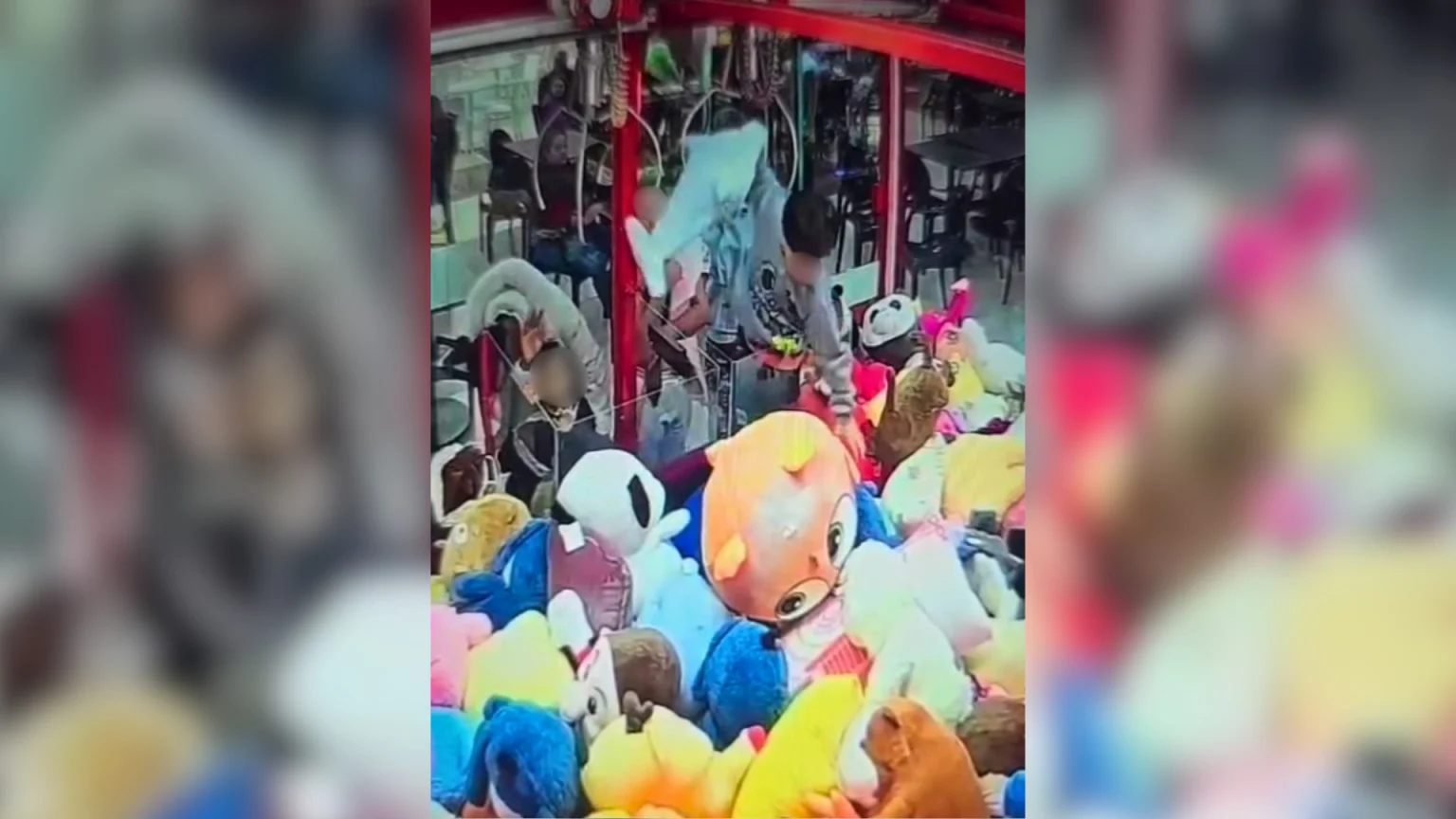 Criança surpreende ao entrar em máquina de pelúcias e retirar brinquedos em shopping no interior de SP