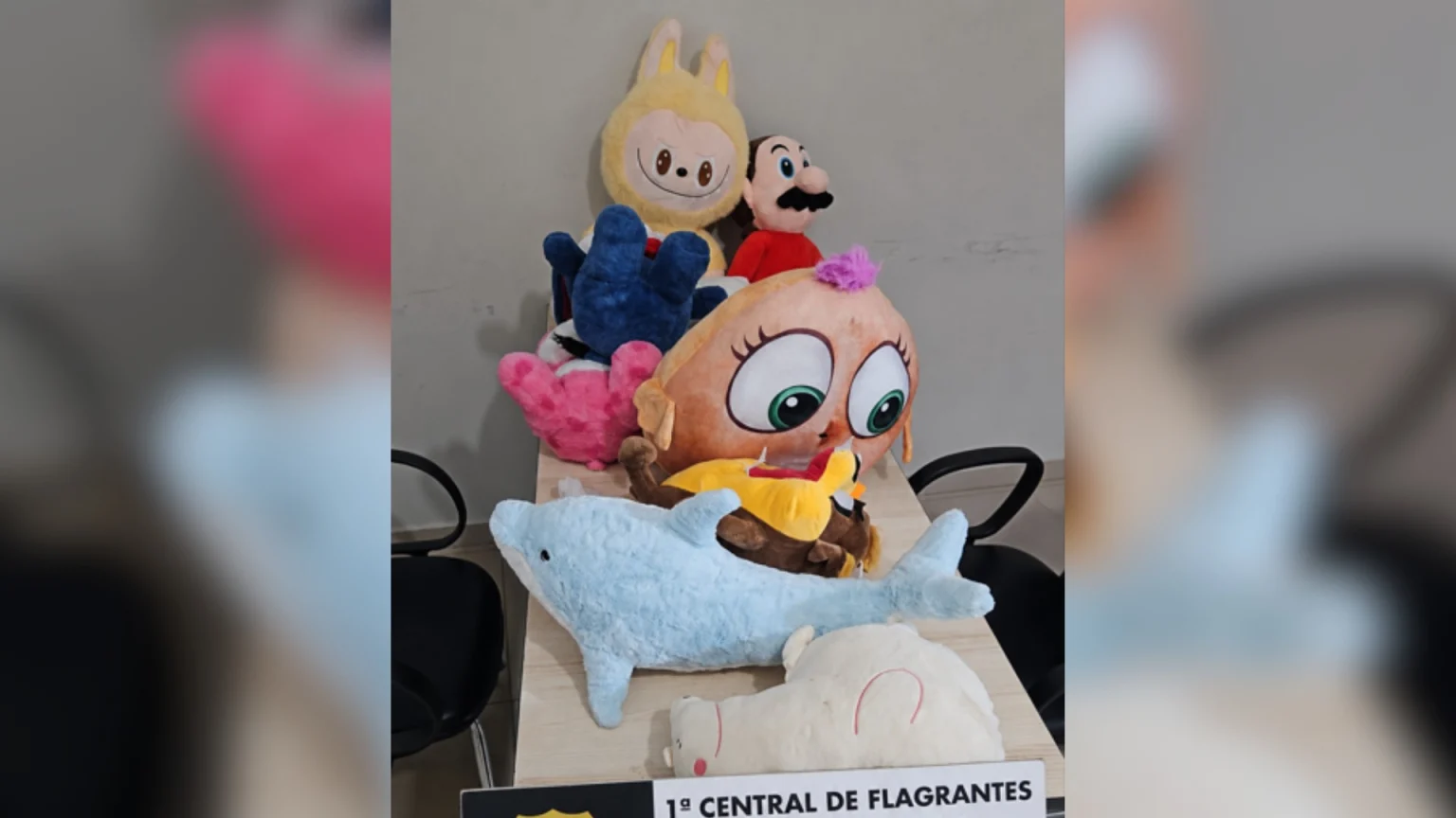 Mãe entrega à polícia pelúcias retiradas por criança flagrada entrando em máquina em shopping no interior de SP