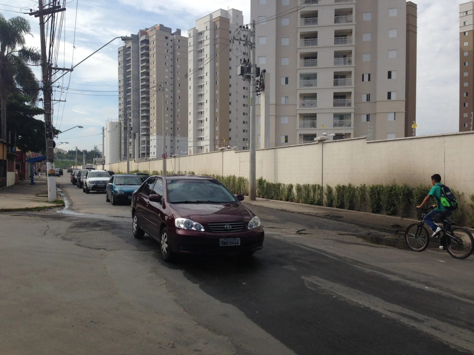 Acidente em Mogi das Cruzes deixa três feridos após carro colidir contra muro