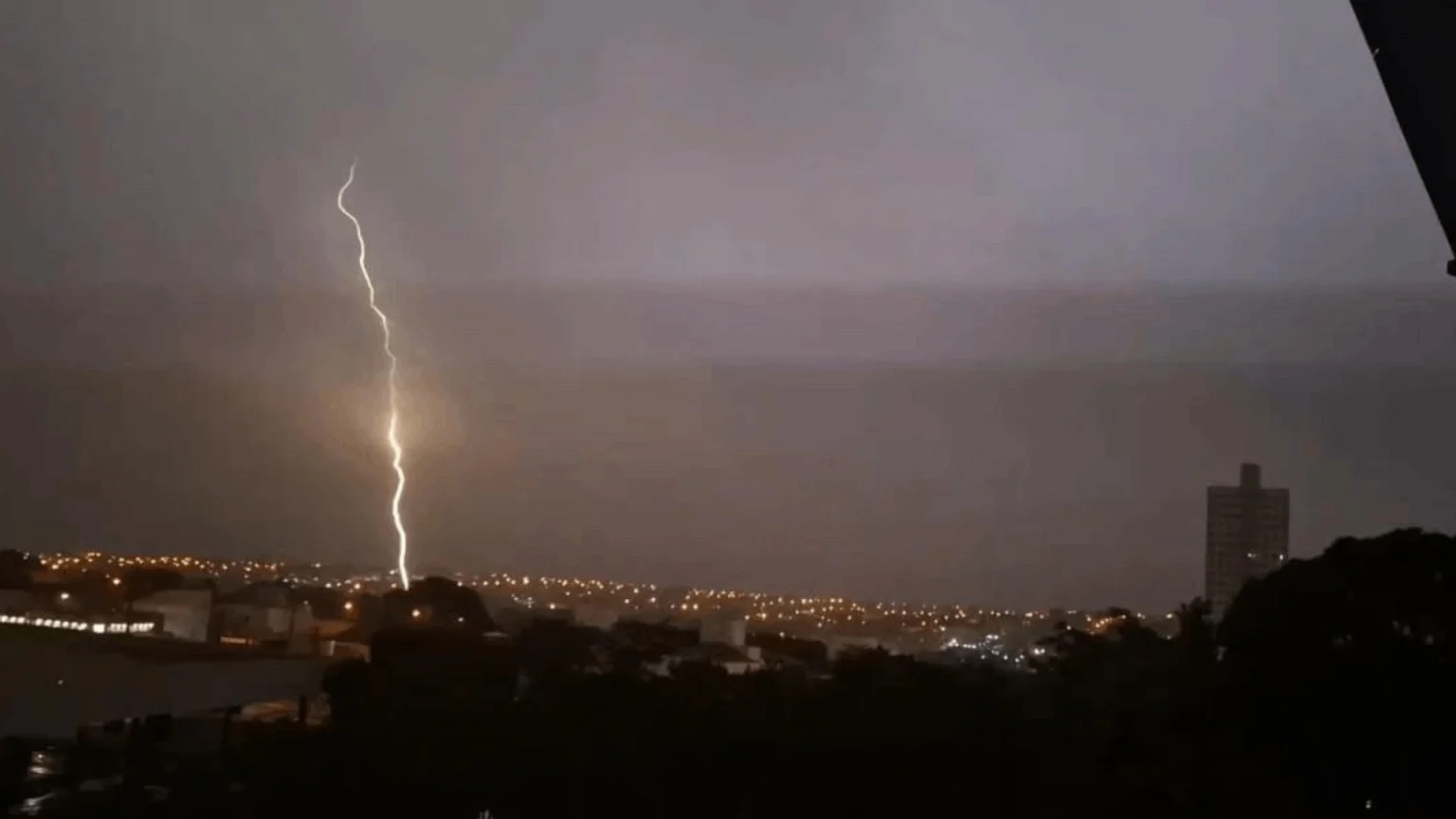 Temporal em Bauru: Mais de 2,7 mil raios iluminam o céu durante a madrugada