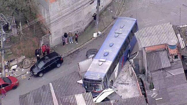 Manhã de susto em Itapevi: ônibus desgovernado atinge carros e invade residência no Jardim Vitápolis