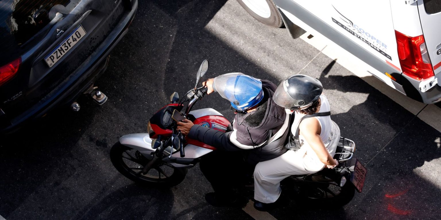 Justiça autoriza serviço de mototáxi da Uber em São Paulo após disputa judicial