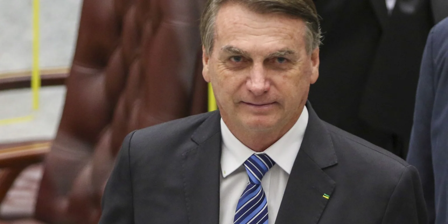 Exército entrega armas de Bolsonaro à Polícia Federal: cumprimento de decisão judicial