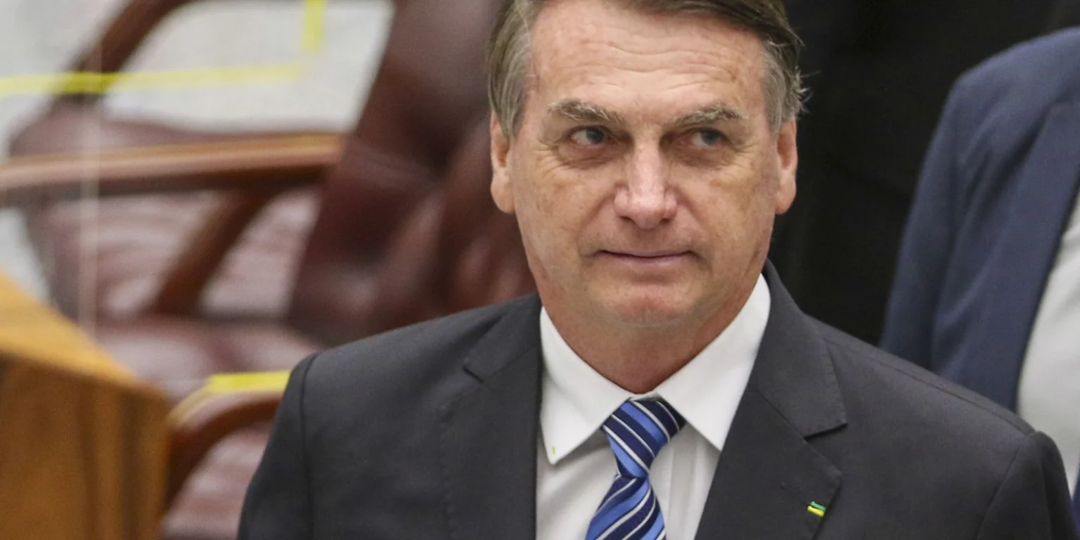 Exército entrega armas de Bolsonaro à PF e admite falta de duas