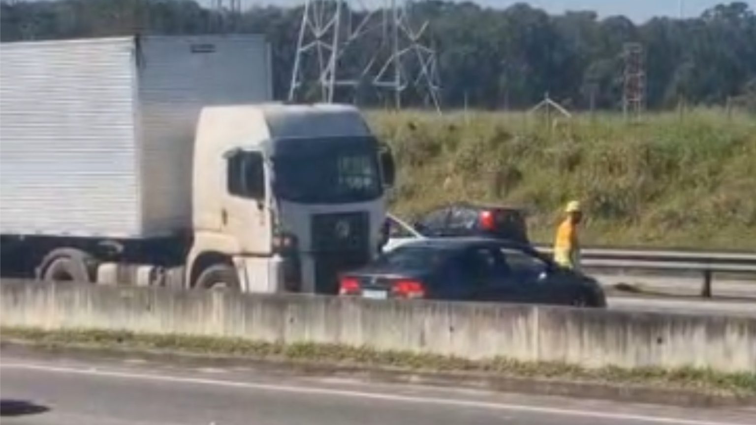 Tacógrafo e câmeras de segurança: mistério no caso do carro arrastado por caminhão na Dutra