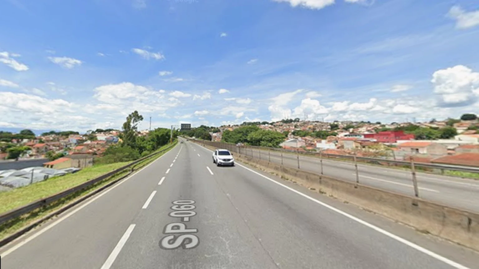 Engavetamento na Dutra deixa três feridos em Taubaté