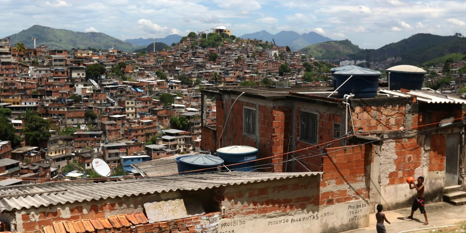 Estudo aponta que gênero, raça e origem familiar definem mobilidade social no Brasil