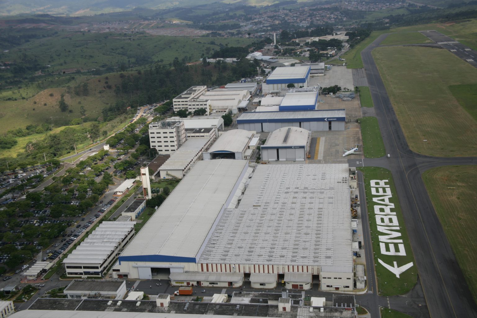 Embraer oferece oportunidades de especialização em engenharia com salários atrativos