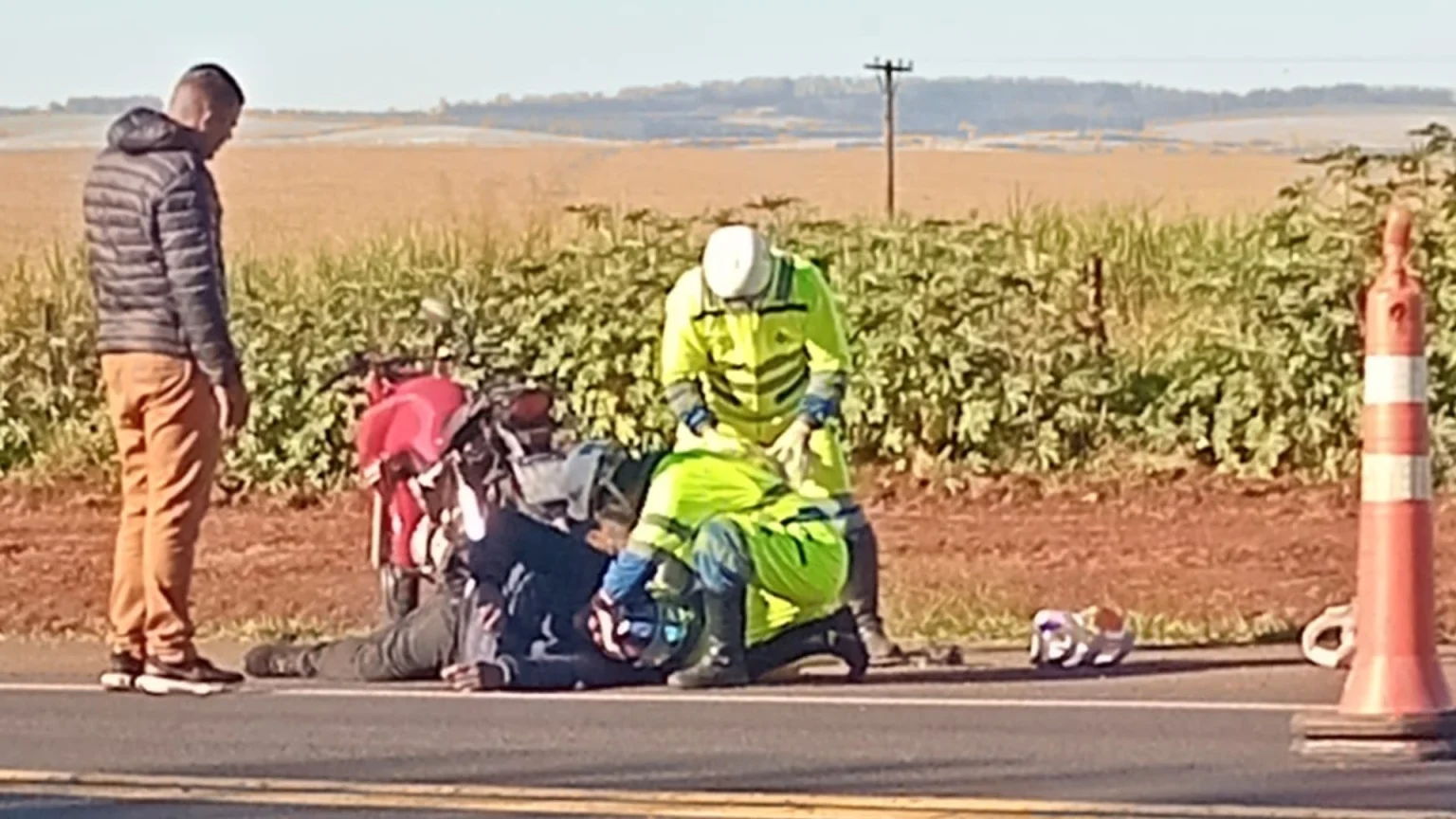 Motociclista em estado grave após colidir contra carro na Rodovia Raposo Tavares