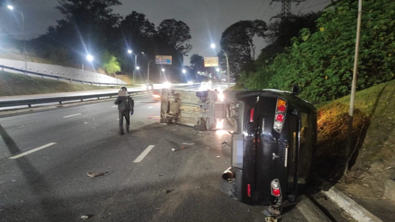Acidente no Anel Viário de São José dos Campos resulta em capotamento de dois veículos