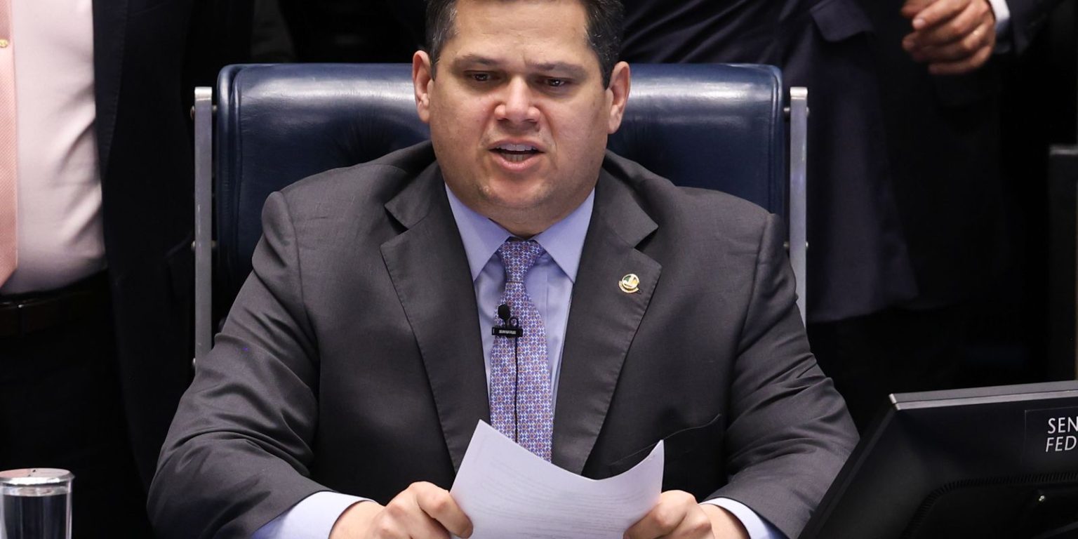 Governo pressiona Alcolumbre para instalar comissão sobre MP da ‘taxa das blusinhas’