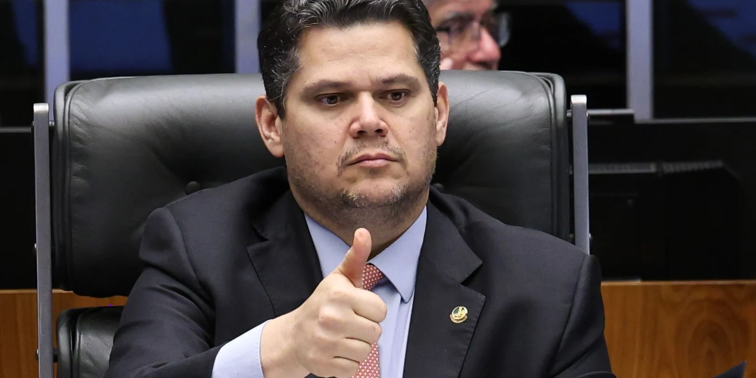 Davi Alcolumbre encaminha PEC para acabar com escala de trabalho 6×1 para CCJ do Senado