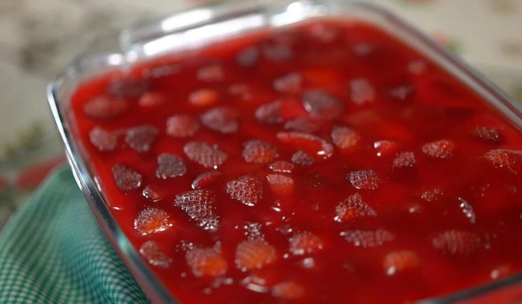 Aprenda a preparar um delicioso pavê torta de morango com o Sabor de Casa