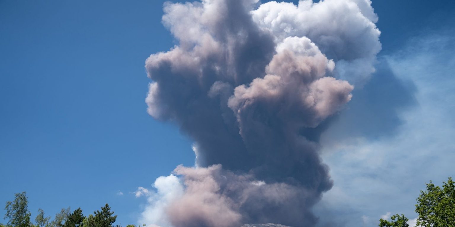 Erupção do Etna impacta voos e prolonga fechamento de aeroporto na Sicília