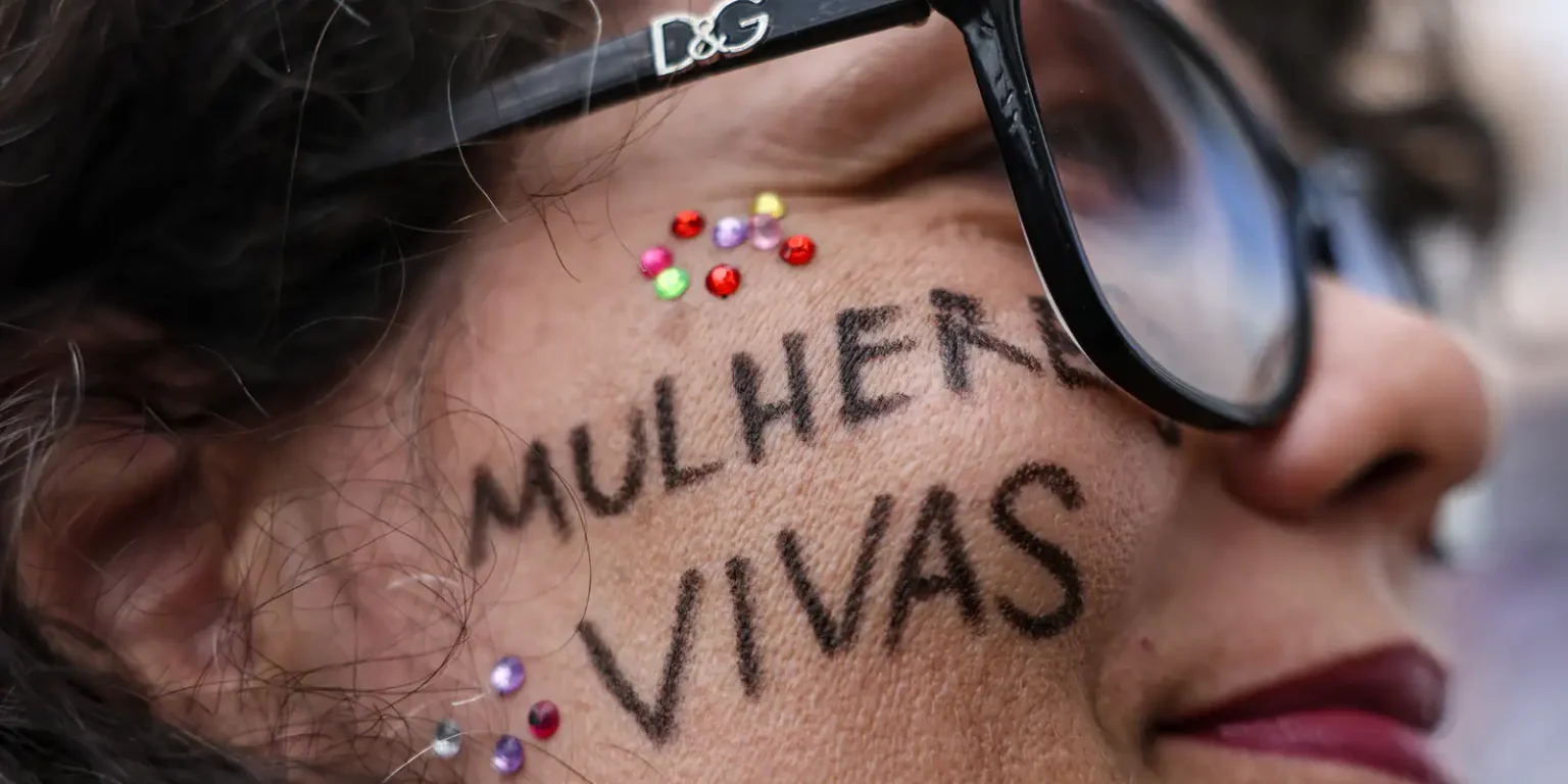 Ex-policial do Rio condenado a 28 anos de prisão por feminicídio: crime motivado por ciúme excessivo