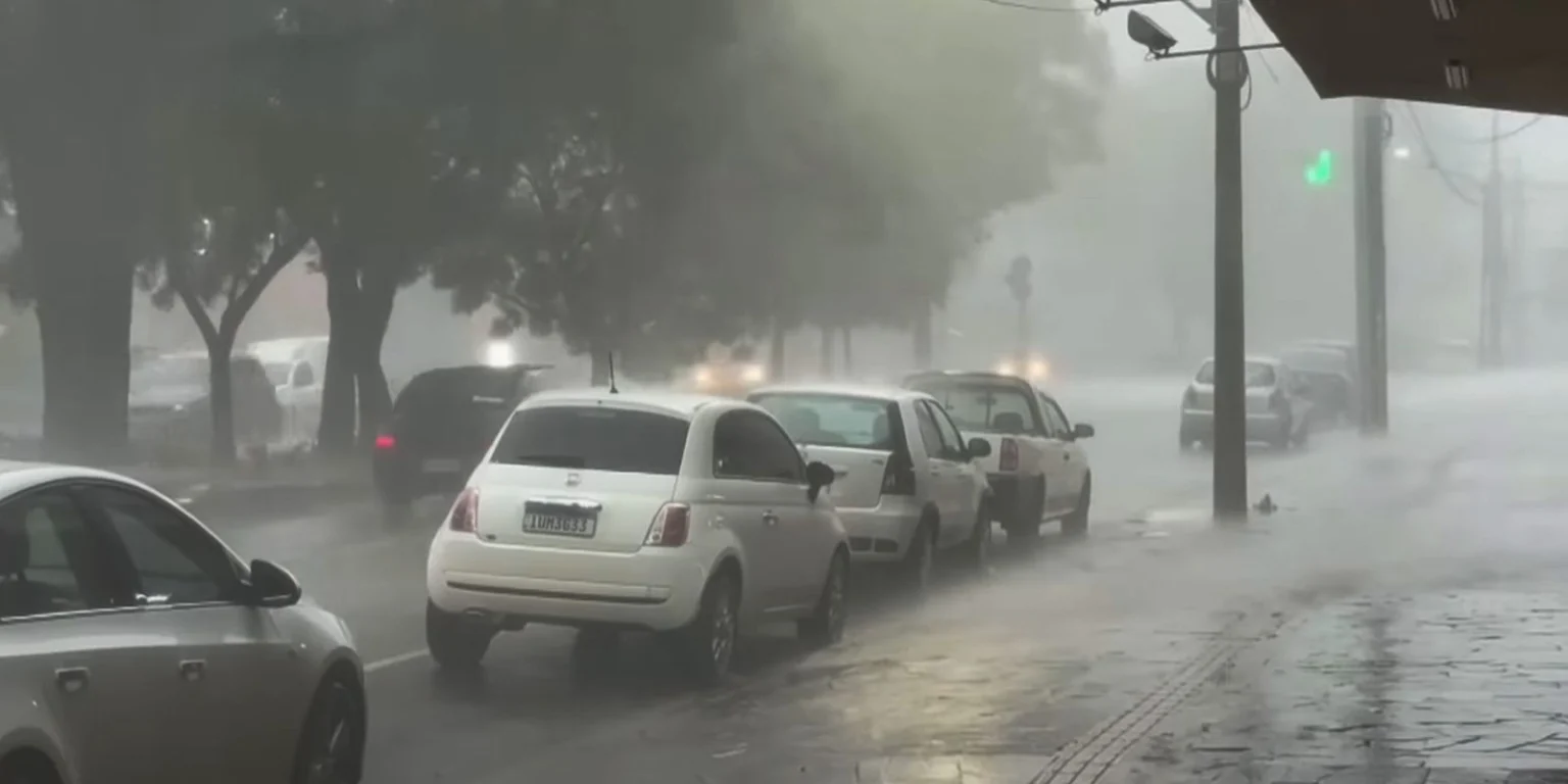 Tempestades no Rio Grande do Sul deixam 2,6 mil desalojados e causam estragos em 117 municípios