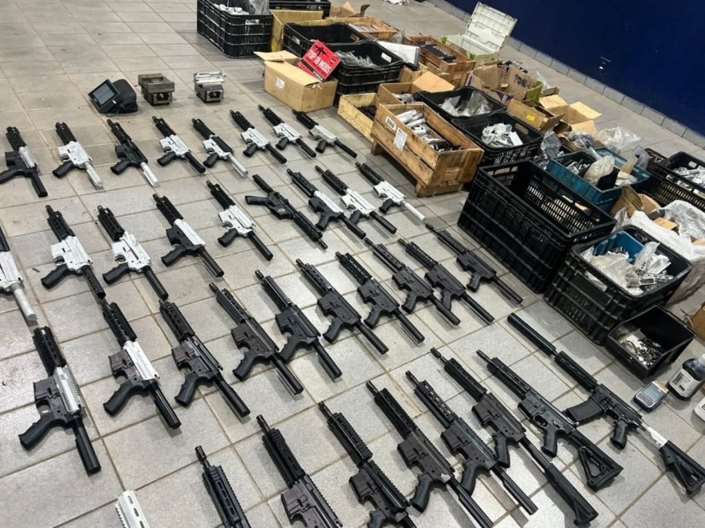 Acusados de integrar quadrilha transnacional de armas clandestinas passam por audiência na Justiça Federal