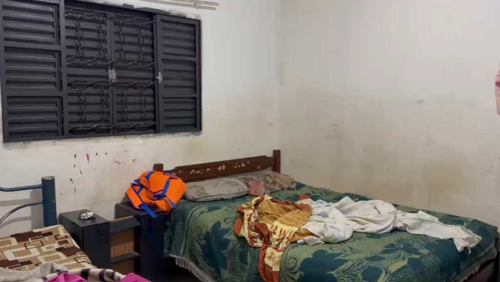 Crianças encontradas sozinhas em casa insalubre chocam moradores de Piracicaba