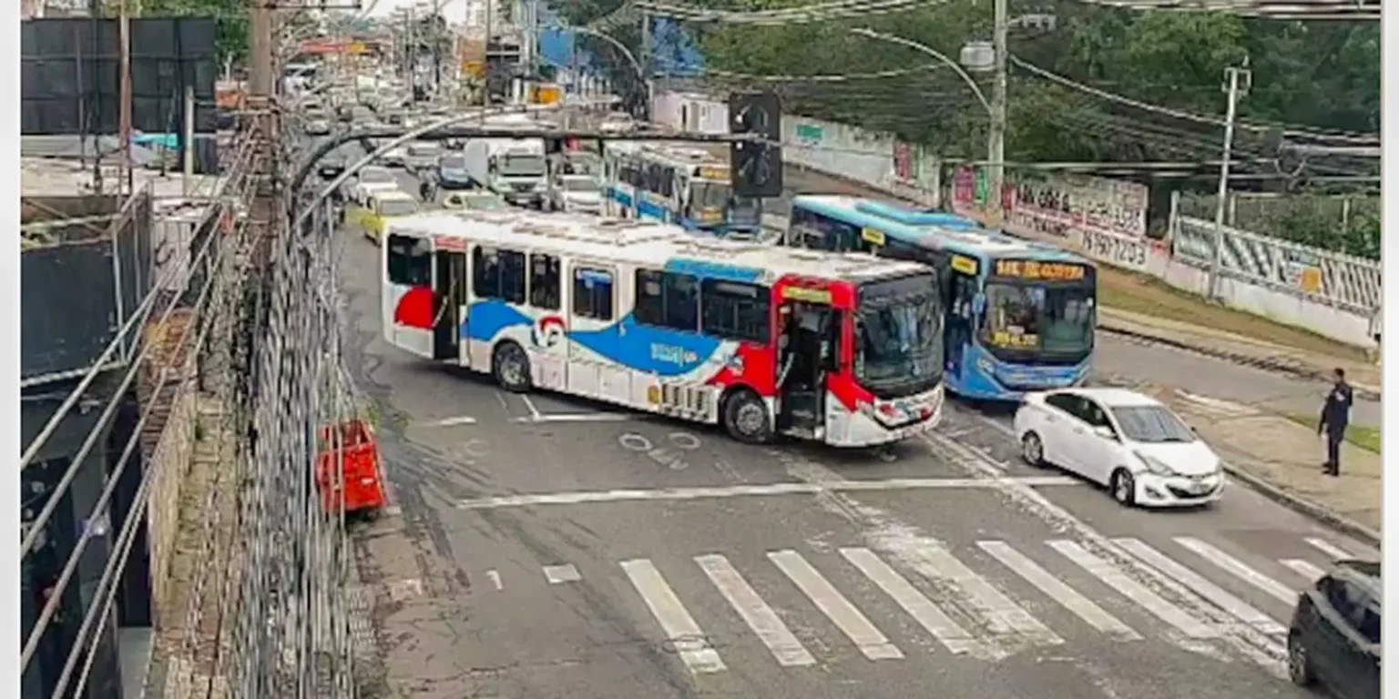 Criminosos usam ônibus em barricadas e confrontam operação policial no Rio de Janeiro