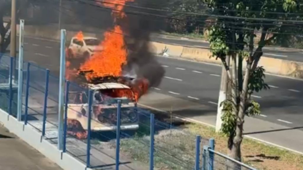 Incêndio em Kombi interdita avenida em Campinas
