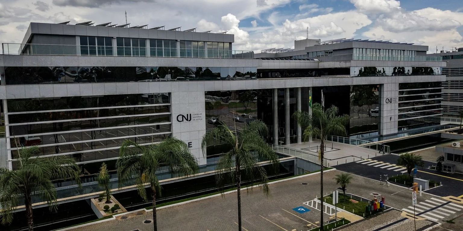 CNJ aprova fim da aposentadoria compulsória como punição máxima para juízes