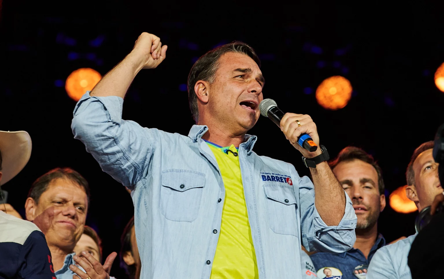 Flávio Bolsonaro promete resgatar o agronegócio brasileiro ao lado de Tarcísio na Festa do Peão de Barretos