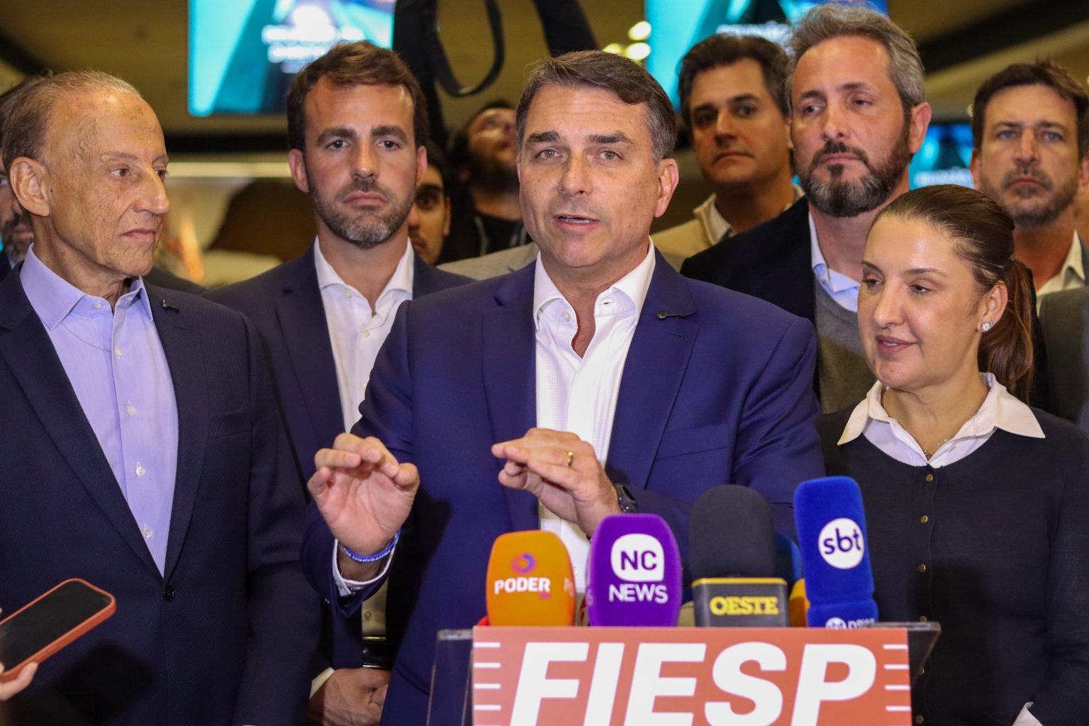 Flávio Bolsonaro refuta negociação de fim da reeleição com Tarcísio: ‘Nossa parceria é natural e eficaz’