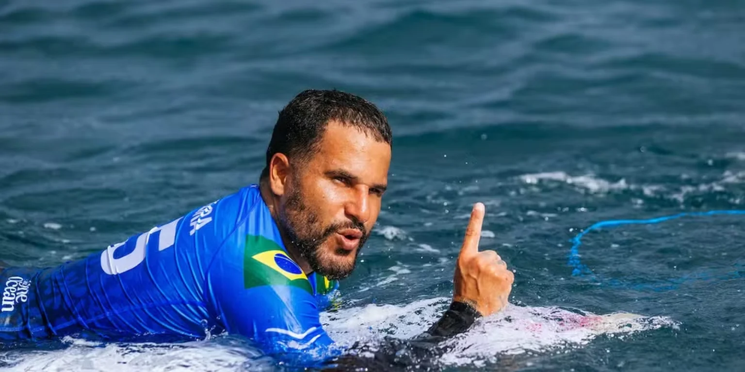 Ítalo Ferreira brilha em Teahupo’o e avança às semifinais da WSL
