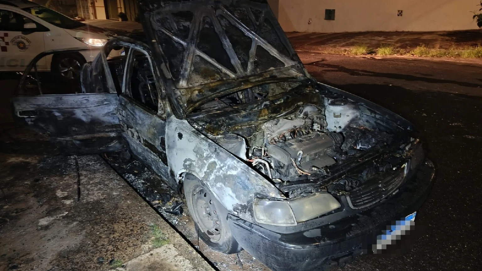 Homem é preso por ameaçar esposa e incendiar carro durante discussão em São Manuel, SP