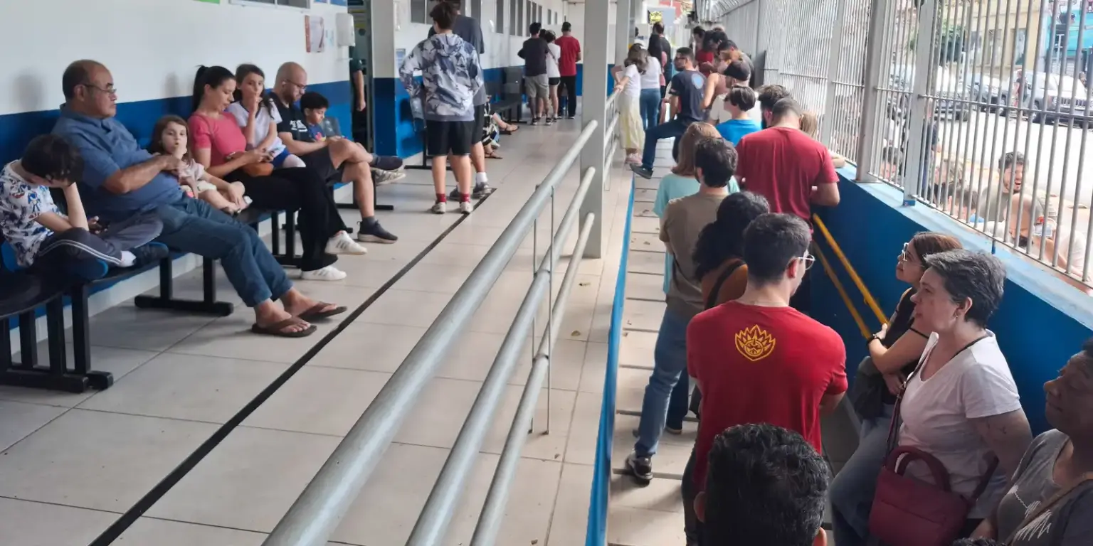 Filas extensas marcam busca pela vacina contra sarampo em São Paulo