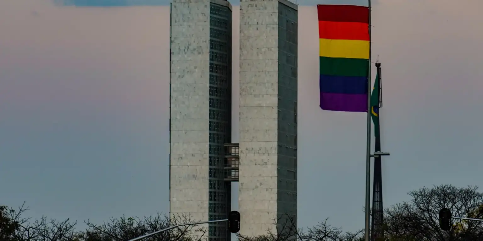 Eleições 2026: Candidaturas LGBTQIA+ batem recorde e trazem diversidade ao cenário político brasileiro