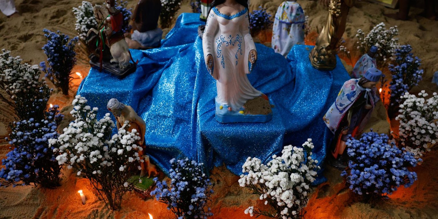 Festejos de Iemanjá movimentam praias de Fortaleza em celebrações únicas