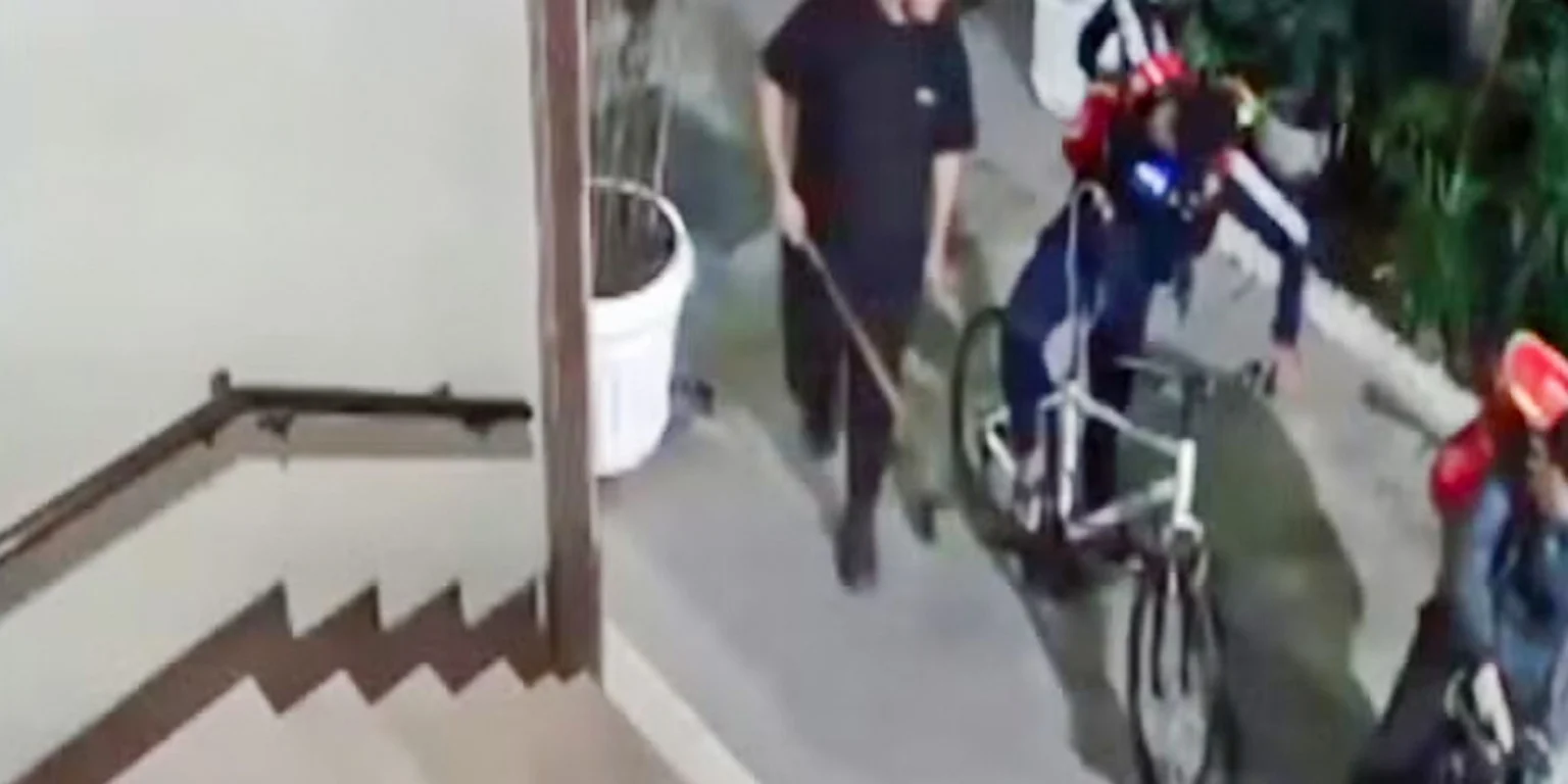 Seguranças de rua se entregam após espancar ciclista até a morte no Rio