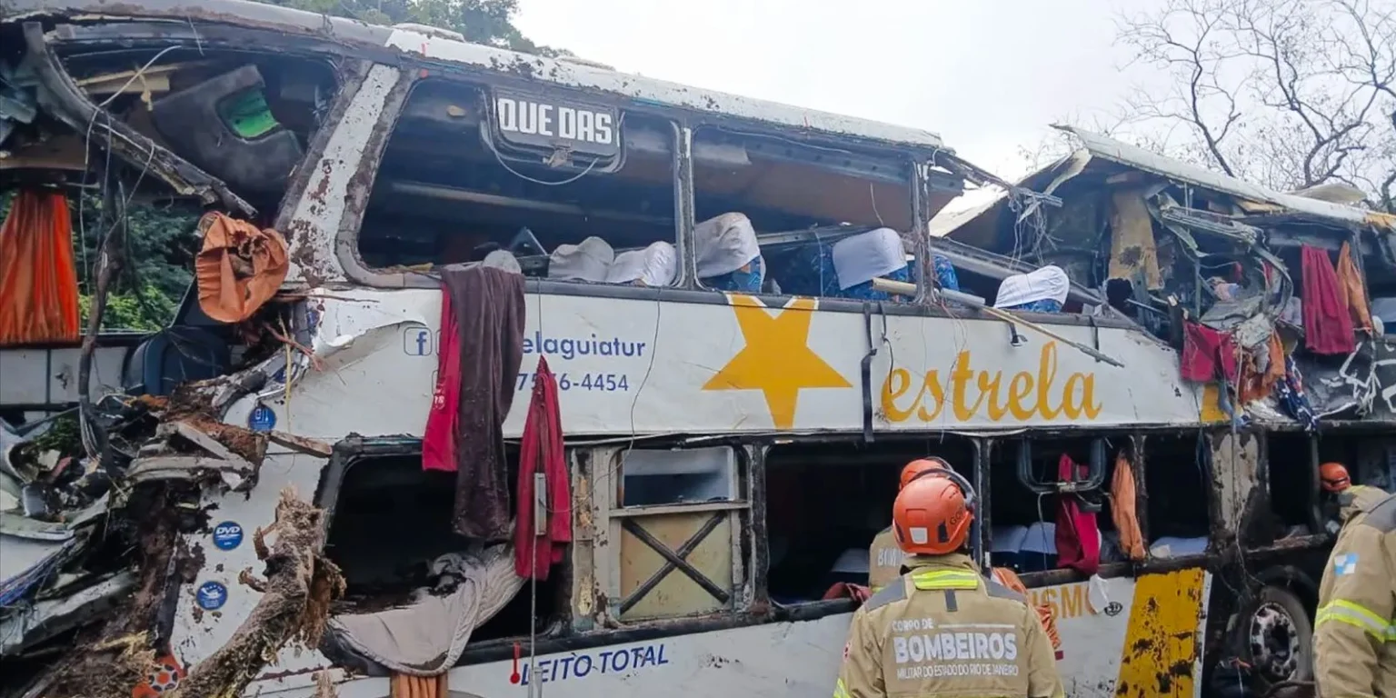 Acidente em Petrópolis: Ônibus envolvido não tinha autorização para transporte interestadual, afirma ANTT