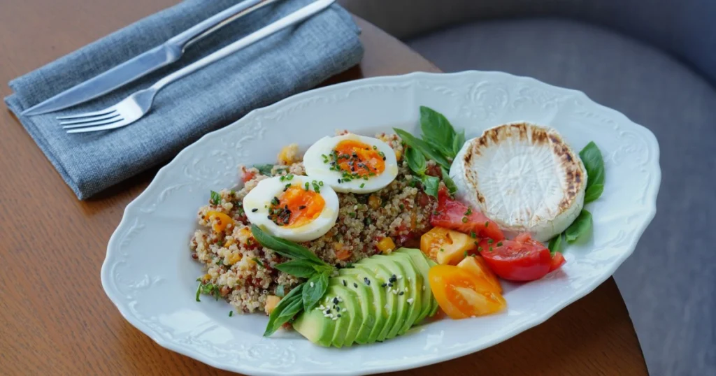 Receita de Salada de Quinoa com Legumes: Saudável e Deliciosa receita de salada de quinoa com legumes