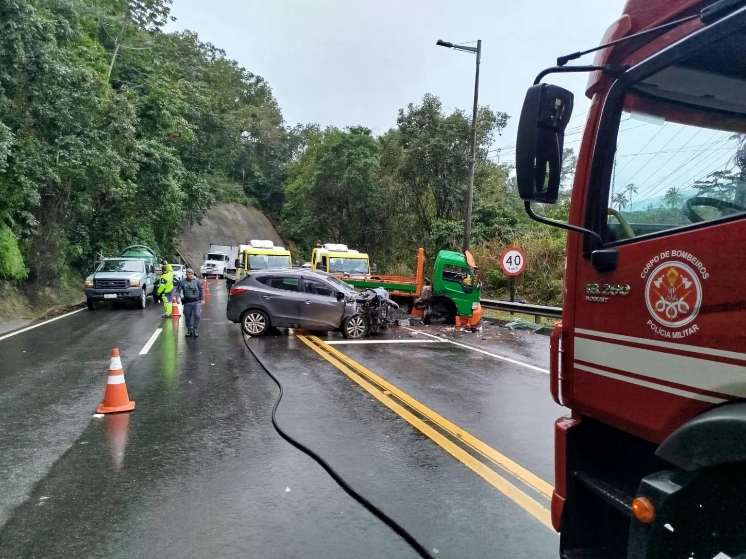 Acidente na Rio-Santos deixa três feridos em Caraguatatuba: Corpo de Bombeiros age rapidamente