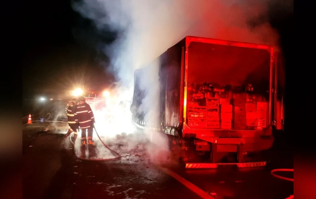 Incêndio em caminhão carregado com frutas mobiliza Corpo de Bombeiros na Castello Branco em Avaré