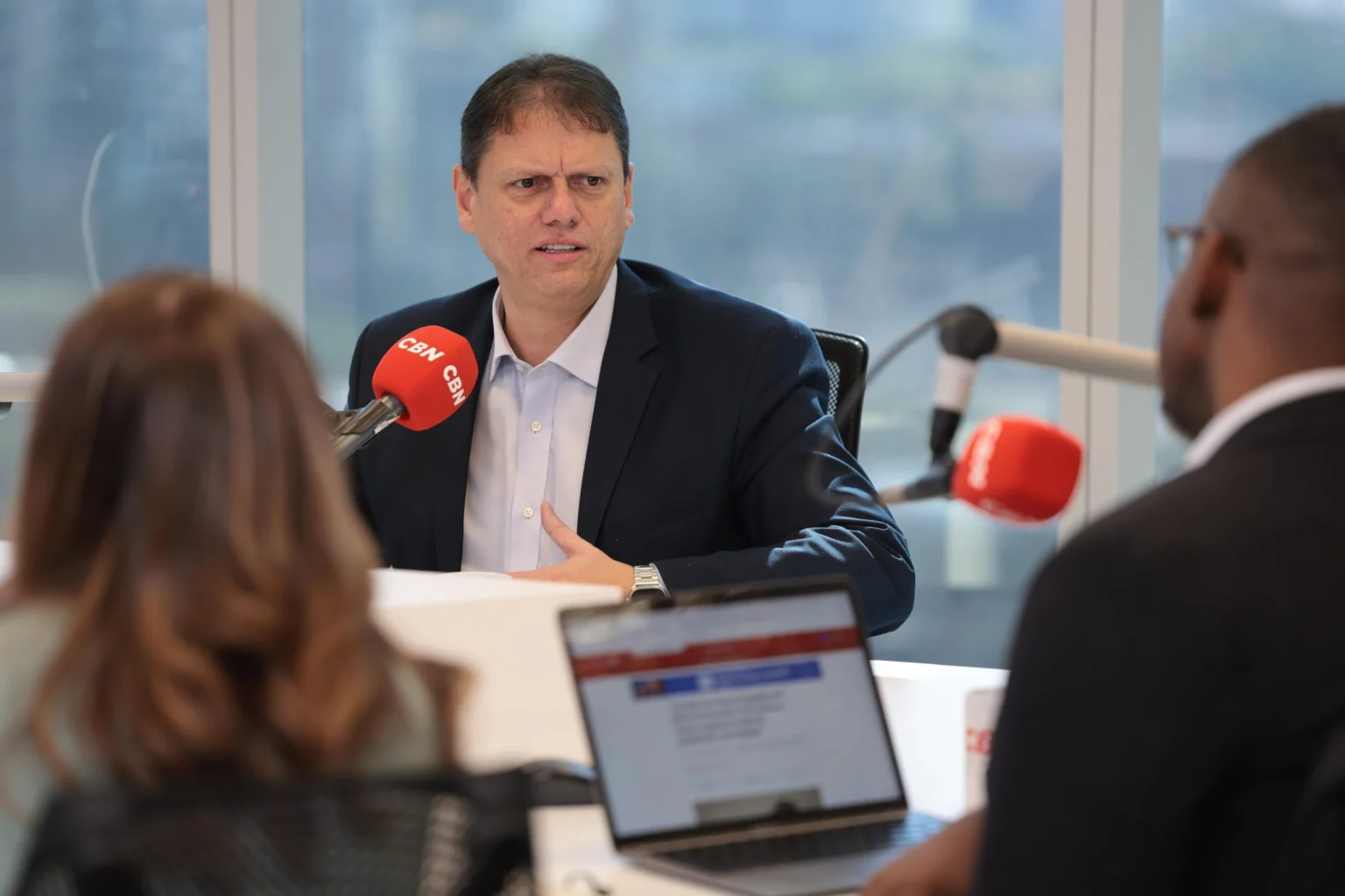 Tarcísio de Freitas é questionado sobre entregas antecipadas e reclamações na entrevista a ‘O Globo’, ‘Valor’ e CBN