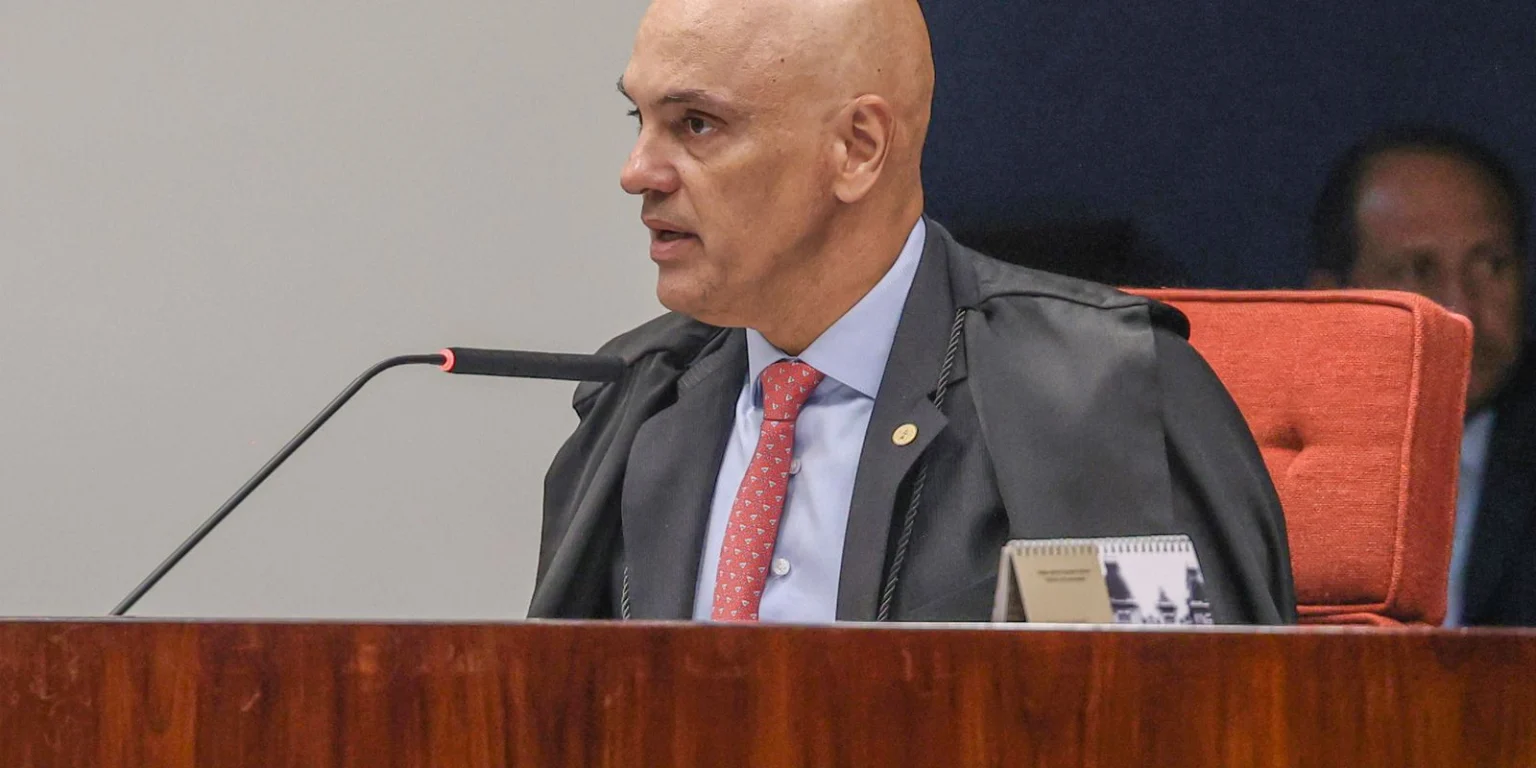 Fachin retira Moraes da relatoria do inquérito das fake news: decisão preserva histórico do processo