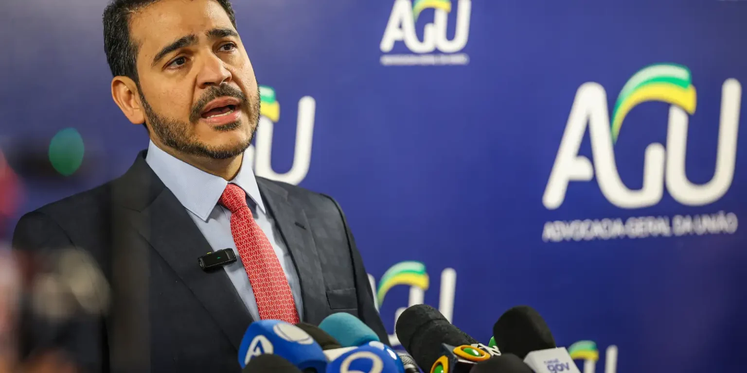 AGU solicita urgência a Fachin para suspender decisão de afastamento de diretores da PF