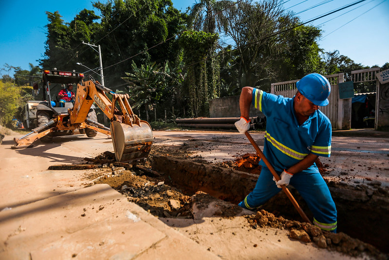 Prefeitura de Itapevi amplia tubulação para otimizar escoamento de água em Amador Bueno