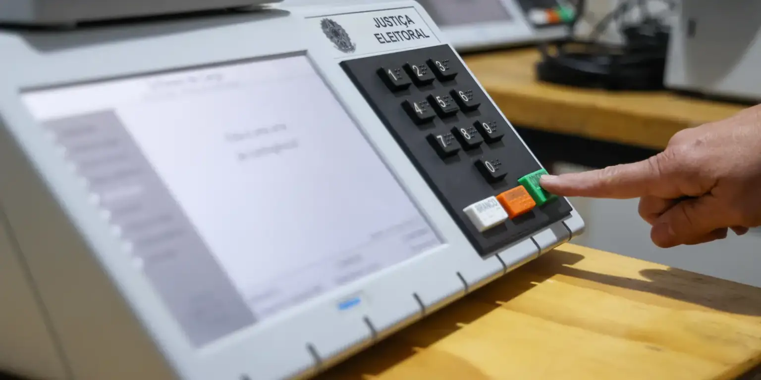 TSE determina retirada de postagens de desinformação sobre urnas eletrônicas por Eduardo Bolsonaro