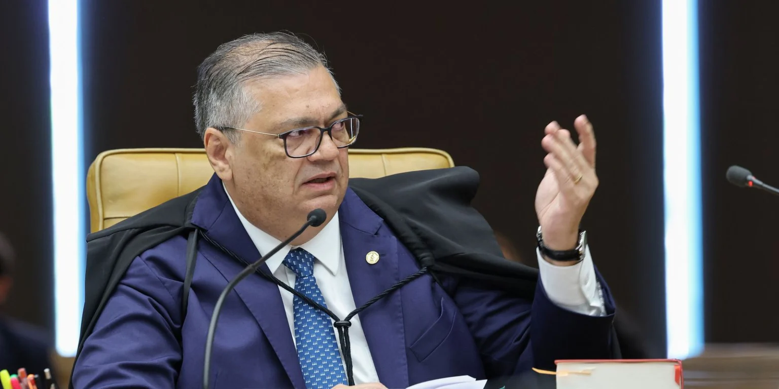 Ministro Dino solicita investigação da PF sobre relação de Vorcaro com cemitérios em São Paulo