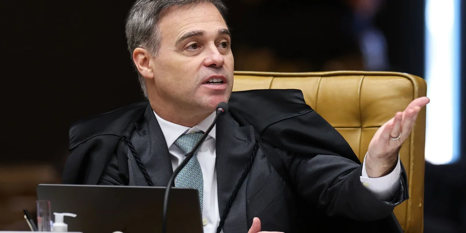 Ministro Mendonça vota por julgamento separado de Moraes em sessão do STF