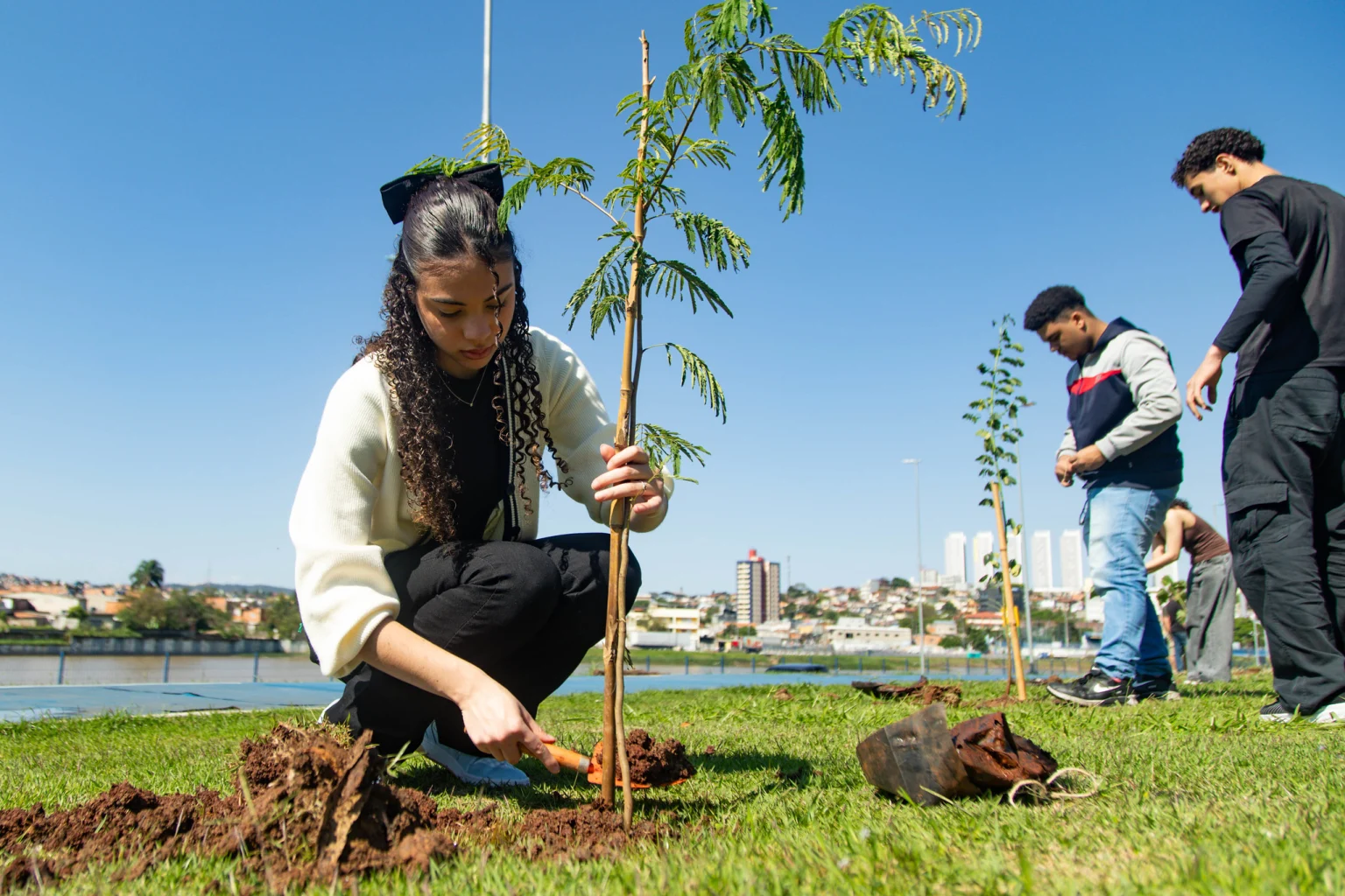 Itapevi dá início à Semana de Educação Ambiental com plantio de árvores em diversos locais da cidade
