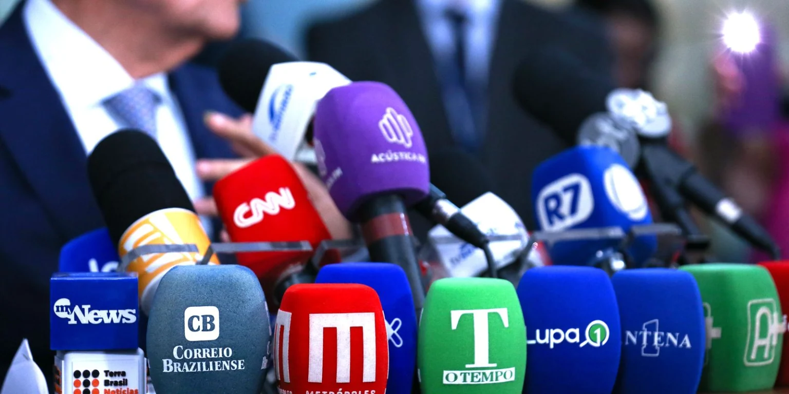 Pesquisa revela impacto do assédio e sobrecarga na saúde mental de jornalistas no Brasil