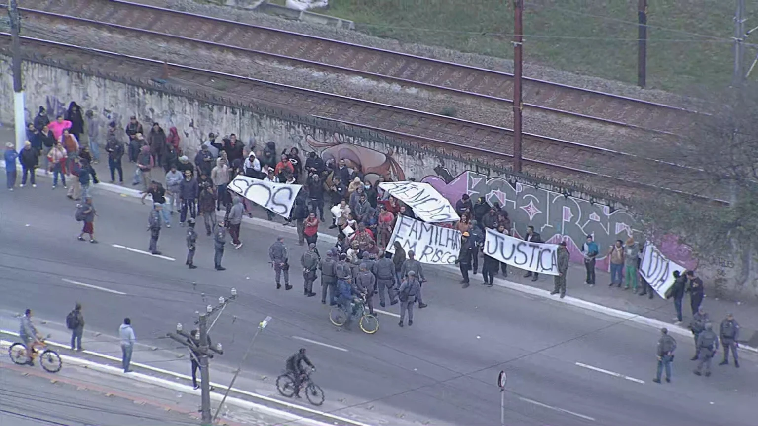 Protesto por moradia afeta circulação da Linha 12-Safira da CPTM em SP; Sistema Paese é acionado