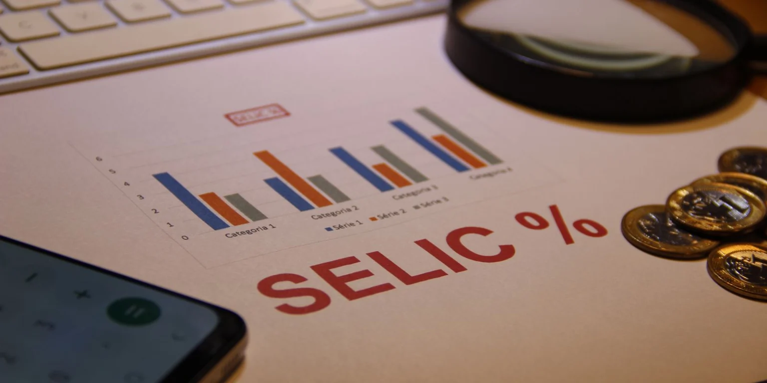 Mercado projeta redução da Selic para 13,50% em 2026 e eleva previsão de inflação